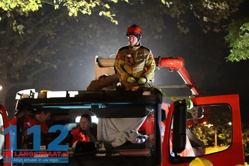 Chauffeur van betonpomp valt tijdens werkzaamheden en raakt gewond op parkeerplaats HAP: Brandweer verwijdert cabinedeur voor bevrijding 112 De Langstraat