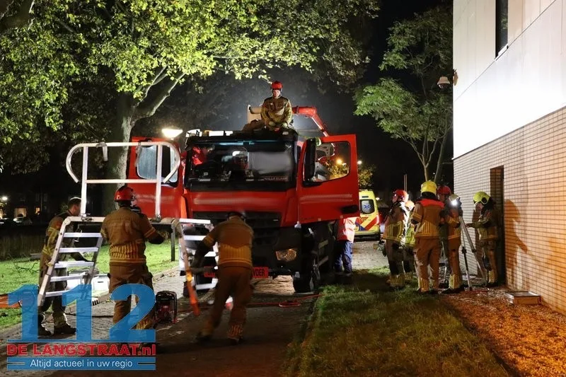 Chauffeur van betonpomp valt tijdens werkzaamheden en raakt gewond op parkeerplaats HAP: Brandweer verwijdert cabinedeur voor bevrijding 112 De Langstraat