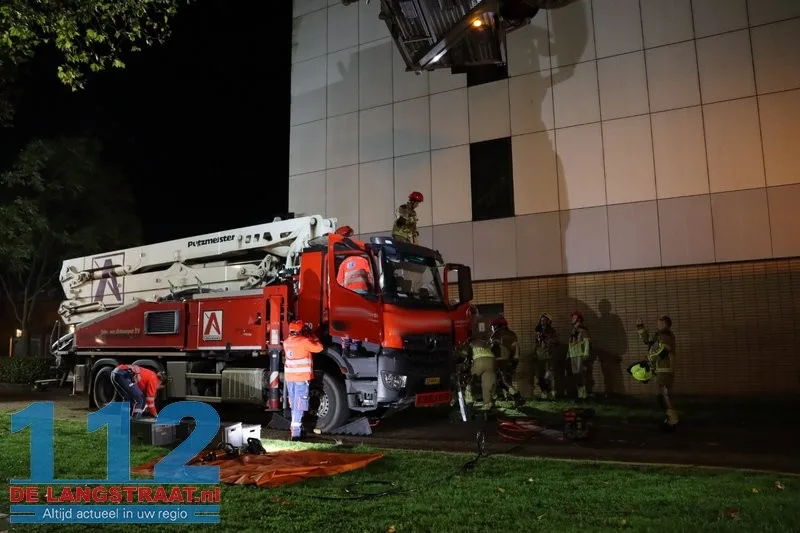 Chauffeur van betonpomp valt tijdens werkzaamheden en raakt gewond op parkeerplaats HAP: Brandweer verwijdert cabinedeur voor bevrijding 112 De Langstraat