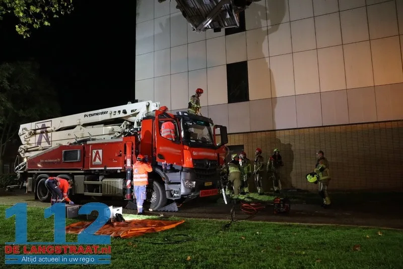 Chauffeur van betonpomp valt tijdens werkzaamheden en raakt gewond op parkeerplaats HAP: Brandweer verwijdert cabinedeur voor bevrijding 112 De Langstraat