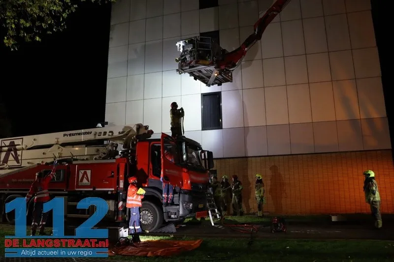 Chauffeur van betonpomp valt tijdens werkzaamheden en raakt gewond op parkeerplaats HAP: Brandweer verwijdert cabinedeur voor bevrijding 112 De Langstraat