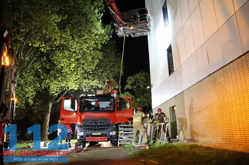 Chauffeur van betonpomp valt tijdens werkzaamheden en raakt gewond op parkeerplaats HAP: Brandweer verwijdert cabinedeur voor bevrijding 112 De Langstraat