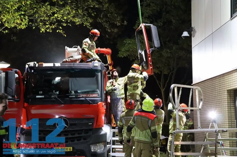 Chauffeur van betonpomp valt tijdens werkzaamheden en raakt gewond op parkeerplaats HAP: Brandweer verwijdert cabinedeur voor bevrijding 112 De Langstraat