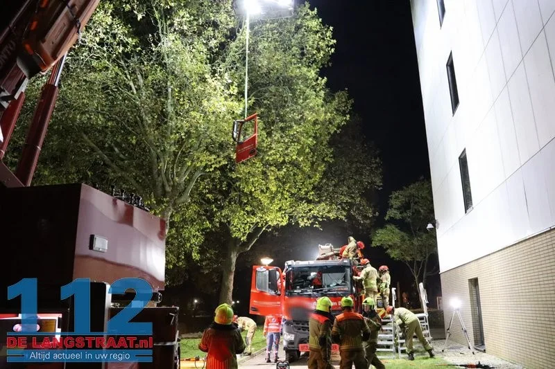 Chauffeur van betonpomp valt tijdens werkzaamheden en raakt gewond op parkeerplaats HAP: Brandweer verwijdert cabinedeur voor bevrijding 112 De Langstraat