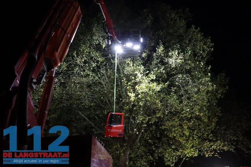 Chauffeur van betonpomp valt tijdens werkzaamheden en raakt gewond op parkeerplaats HAP: Brandweer verwijdert cabinedeur voor bevrijding 112 De Langstraat