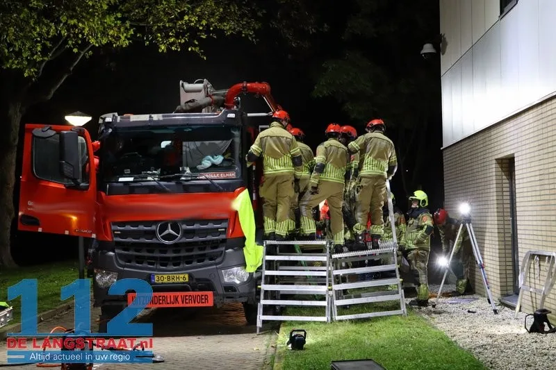Chauffeur van betonpomp valt tijdens werkzaamheden en raakt gewond op parkeerplaats HAP: Brandweer verwijdert cabinedeur voor bevrijding 112 De Langstraat