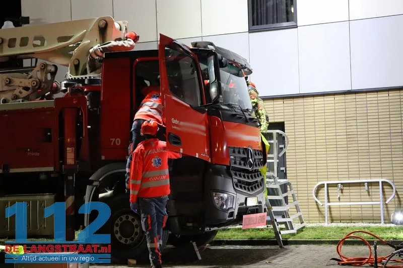 Chauffeur van betonpomp valt tijdens werkzaamheden en raakt gewond op parkeerplaats HAP: Brandweer verwijdert cabinedeur voor bevrijding 112 De Langstraat