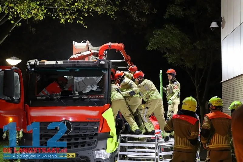 Chauffeur van betonpomp valt tijdens werkzaamheden en raakt gewond op parkeerplaats HAP: Brandweer verwijdert cabinedeur voor bevrijding 112 De Langstraat