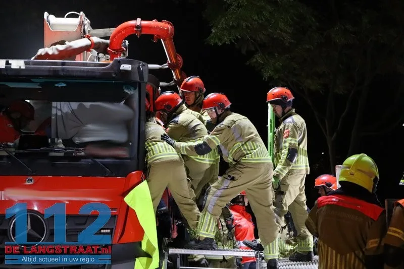 Chauffeur van betonpomp valt tijdens werkzaamheden en raakt gewond op parkeerplaats HAP: Brandweer verwijdert cabinedeur voor bevrijding 112 De Langstraat