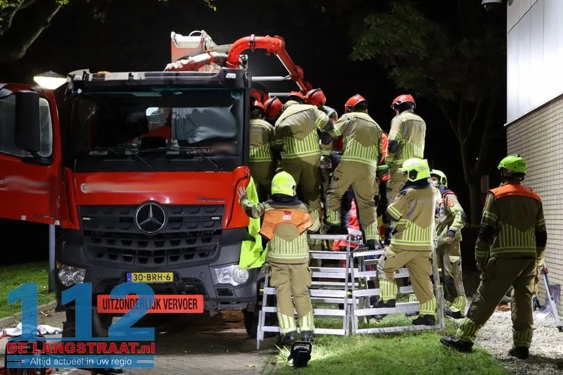 Chauffeur van betonpomp valt tijdens werkzaamheden en raakt gewond op parkeerplaats HAP: Brandweer verwijdert cabinedeur voor bevrijding 112 De Langstraat