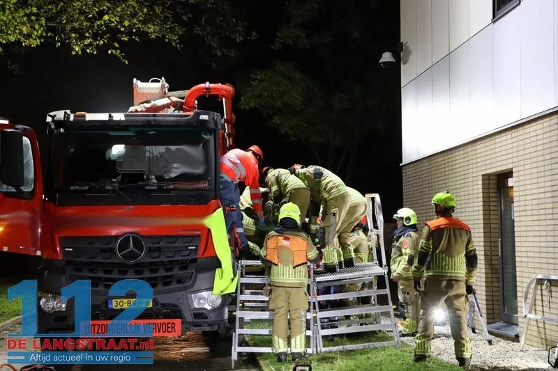 Chauffeur van betonpomp valt tijdens werkzaamheden en raakt gewond op parkeerplaats HAP: Brandweer verwijdert cabinedeur voor bevrijding 112 De Langstraat