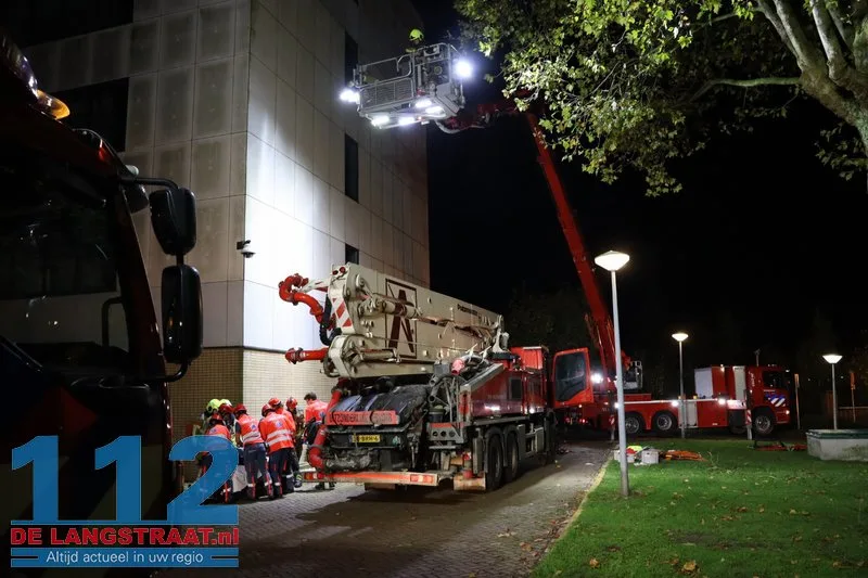 Chauffeur van betonpomp valt tijdens werkzaamheden en raakt gewond op parkeerplaats HAP: Brandweer verwijdert cabinedeur voor bevrijding 112 De Langstraat
