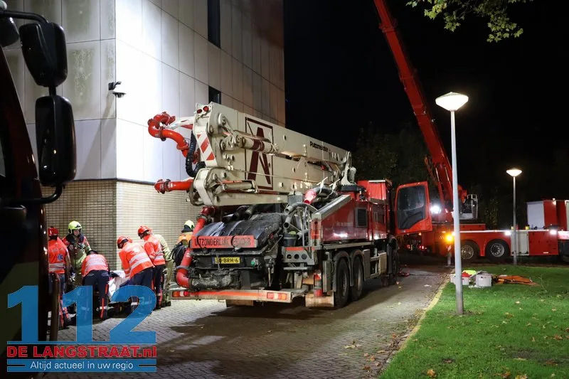 Chauffeur van betonpomp valt tijdens werkzaamheden en raakt gewond op parkeerplaats HAP: Brandweer verwijdert cabinedeur voor bevrijding 112 De Langstraat