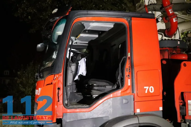 Chauffeur van betonpomp valt tijdens werkzaamheden en raakt gewond op parkeerplaats HAP: Brandweer verwijdert cabinedeur voor bevrijding 112 De Langstraat