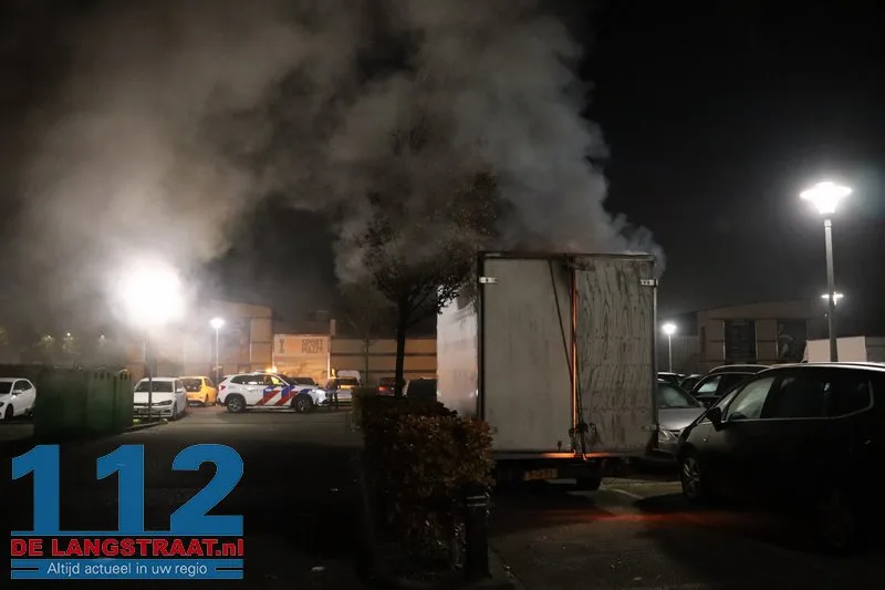 Brand in achterzijde van busje op parkeerplaats Jumbo in Kaatsheuvel 112 De Langstraat