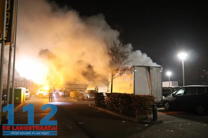 Brand in achterzijde van busje op parkeerplaats Jumbo in Kaatsheuvel 112 De Langstraat