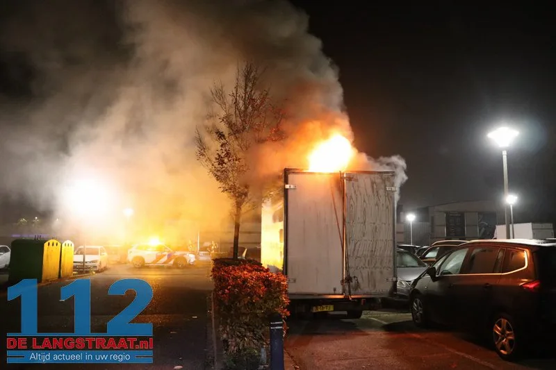 Brand in achterzijde van busje op parkeerplaats Jumbo in Kaatsheuvel 112 De Langstraat