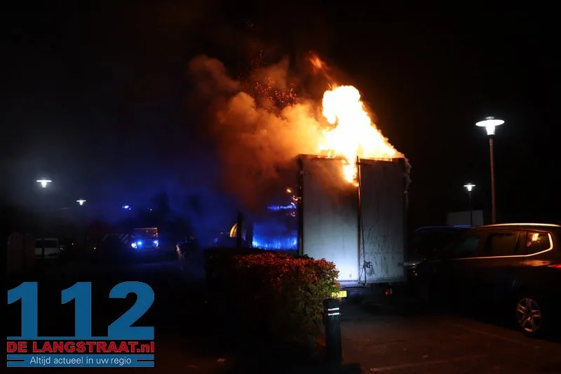 Brand in achterzijde van busje op parkeerplaats Jumbo in Kaatsheuvel 112 De Langstraat