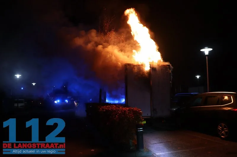 Brand in achterzijde van busje op parkeerplaats Jumbo in Kaatsheuvel 112 De Langstraat