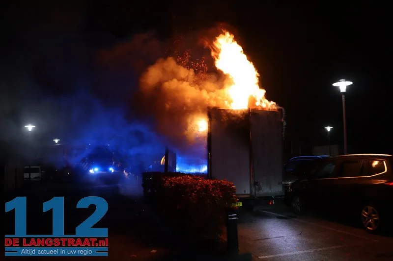 Brand in achterzijde van busje op parkeerplaats Jumbo in Kaatsheuvel 112 De Langstraat