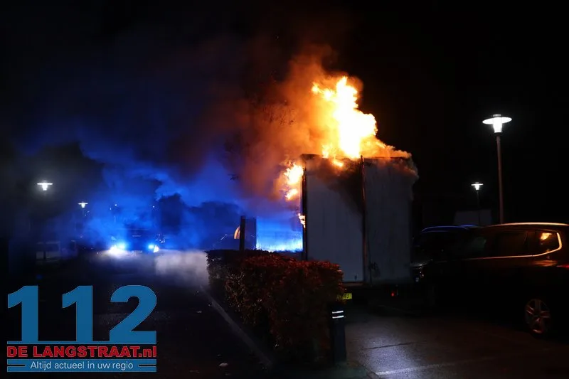 Brand in achterzijde van busje op parkeerplaats Jumbo in Kaatsheuvel 112 De Langstraat