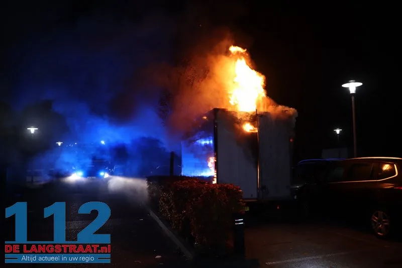 Brand in achterzijde van busje op parkeerplaats Jumbo in Kaatsheuvel 112 De Langstraat