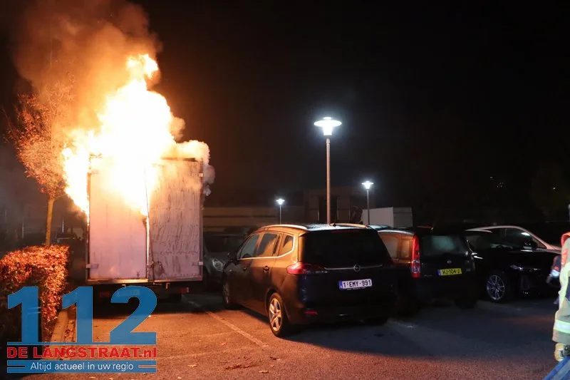 Brand in achterzijde van busje op parkeerplaats Jumbo in Kaatsheuvel 112 De Langstraat
