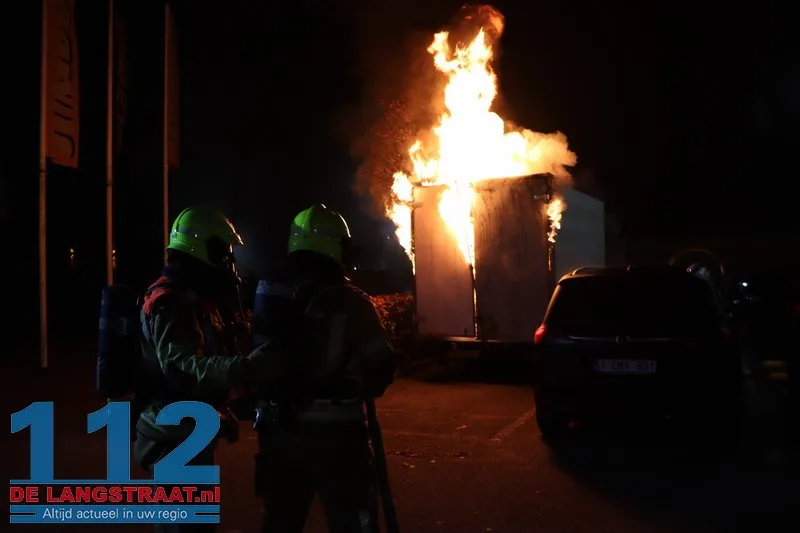 Brand in achterzijde van busje op parkeerplaats Jumbo in Kaatsheuvel 112 De Langstraat