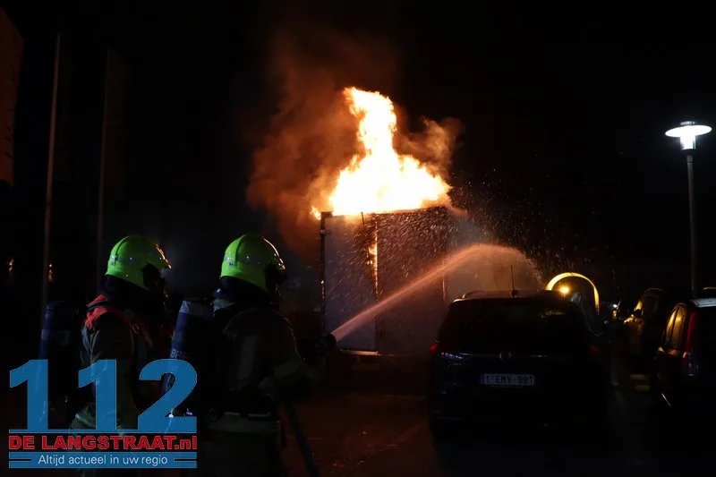 Brand in achterzijde van busje op parkeerplaats Jumbo in Kaatsheuvel 112 De Langstraat