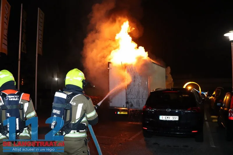 Brand in achterzijde van busje op parkeerplaats Jumbo in Kaatsheuvel 112 De Langstraat