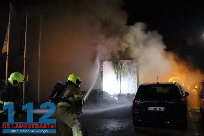 Brand in achterzijde van busje op parkeerplaats Jumbo in Kaatsheuvel 112 De Langstraat