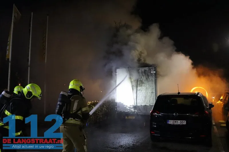 Brand in achterzijde van busje op parkeerplaats Jumbo in Kaatsheuvel 112 De Langstraat