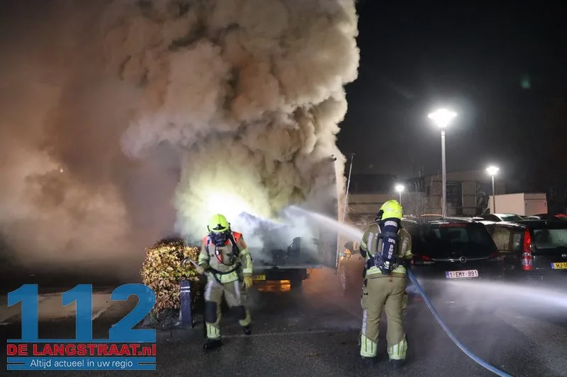 Brand in achterzijde van busje op parkeerplaats Jumbo in Kaatsheuvel 112 De Langstraat
