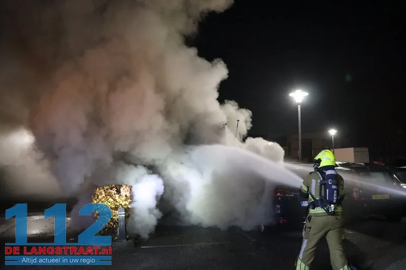 Brand in achterzijde van busje op parkeerplaats Jumbo in Kaatsheuvel 112 De Langstraat