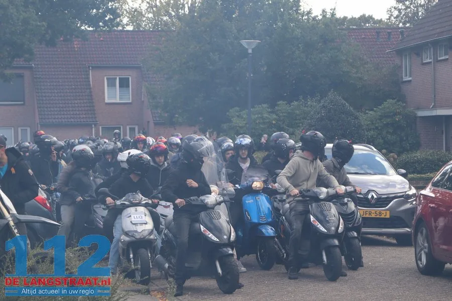 Honderden aanwezigen bij indrukwekkend eerbetoon aan overleden scooterrijder (20) in Sprang-Capelle 112 De Langstraat