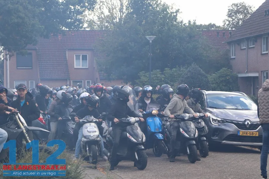 Honderden aanwezigen bij indrukwekkend eerbetoon aan overleden scooterrijder (20) in Sprang-Capelle 112 De Langstraat