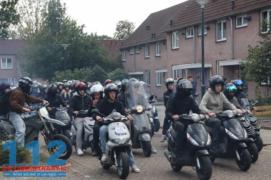 Honderden aanwezigen bij indrukwekkend eerbetoon aan overleden scooterrijder (20) in Sprang-Capelle 112 De Langstraat