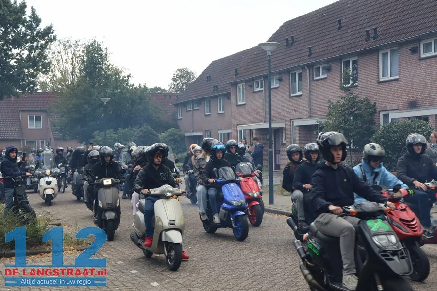 Honderden aanwezigen bij indrukwekkend eerbetoon aan overleden scooterrijder (20) in Sprang-Capelle 112 De Langstraat
