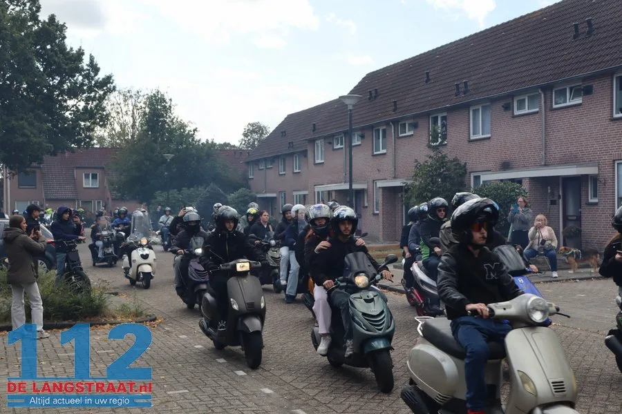 Honderden aanwezigen bij indrukwekkend eerbetoon aan overleden scooterrijder (20) in Sprang-Capelle 112 De Langstraat
