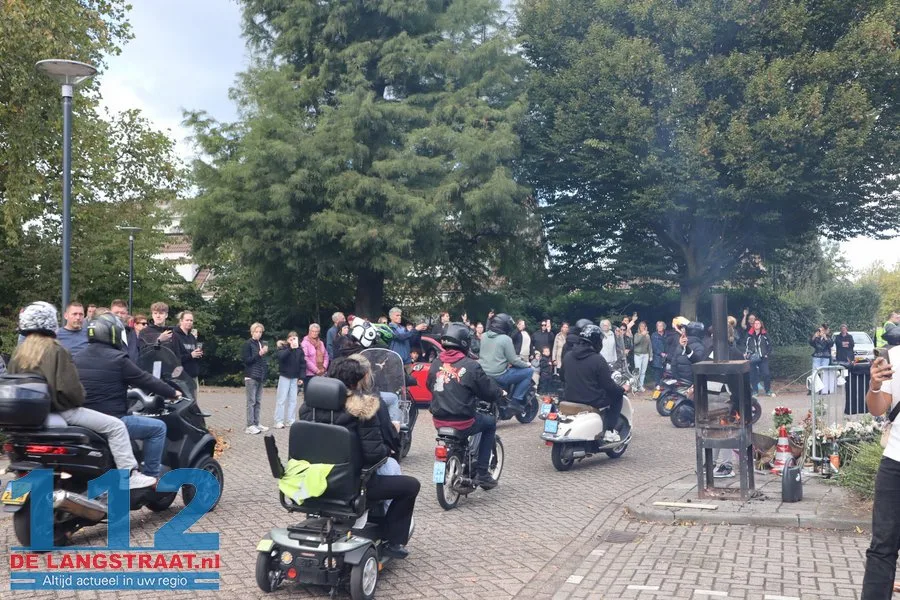 Honderden aanwezigen bij indrukwekkend eerbetoon aan overleden scooterrijder (20) in Sprang-Capelle 112 De Langstraat