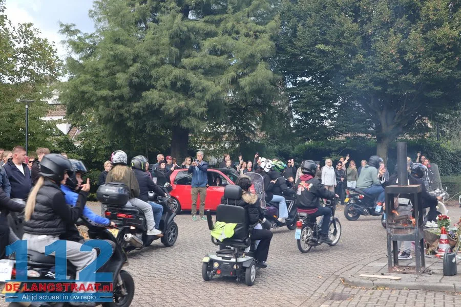 Honderden aanwezigen bij indrukwekkend eerbetoon aan overleden scooterrijder (20) in Sprang-Capelle 112 De Langstraat