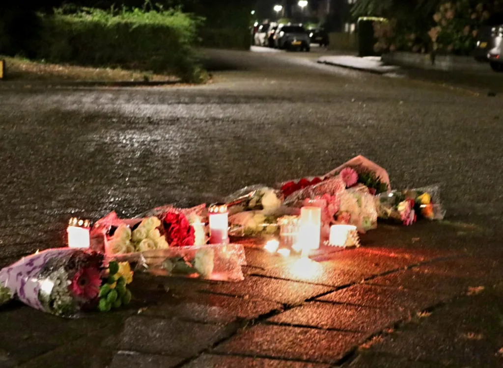 Bloemen en kaarsen neergelegd op plek ongeval Sprang-Capelle 112 De Langstraat