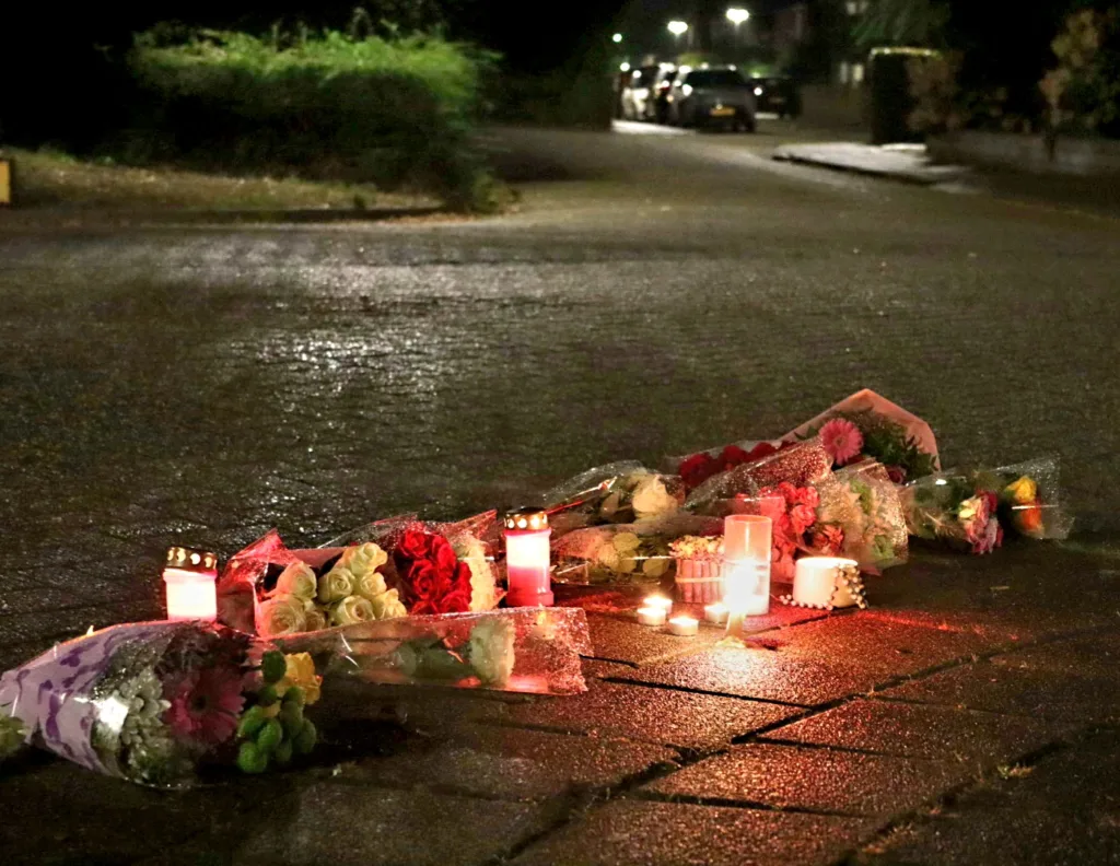 Bloemen en kaarsen neergelegd op plek ongeval Sprang-Capelle 112 De Langstraat