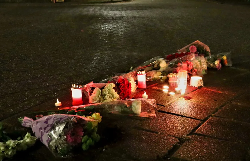 Bloemen en kaarsen neergelegd op plek ongeval Sprang-Capelle 112 De Langstraat