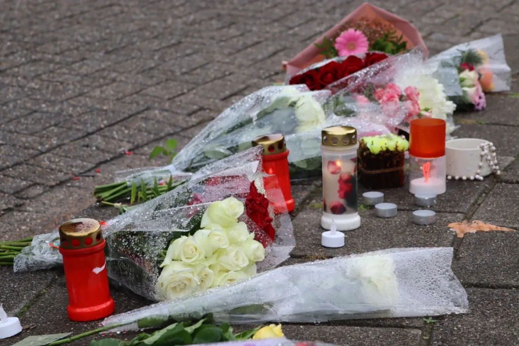 Bloemen en kaarsen neergelegd op plek ongeval Sprang-Capelle 112 De Langstraat