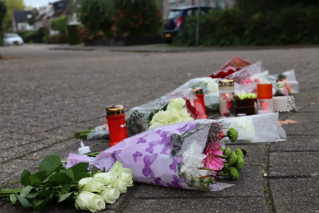 Bloemen en kaarsen neergelegd op plek ongeval Sprang-Capelle 112 De Langstraat