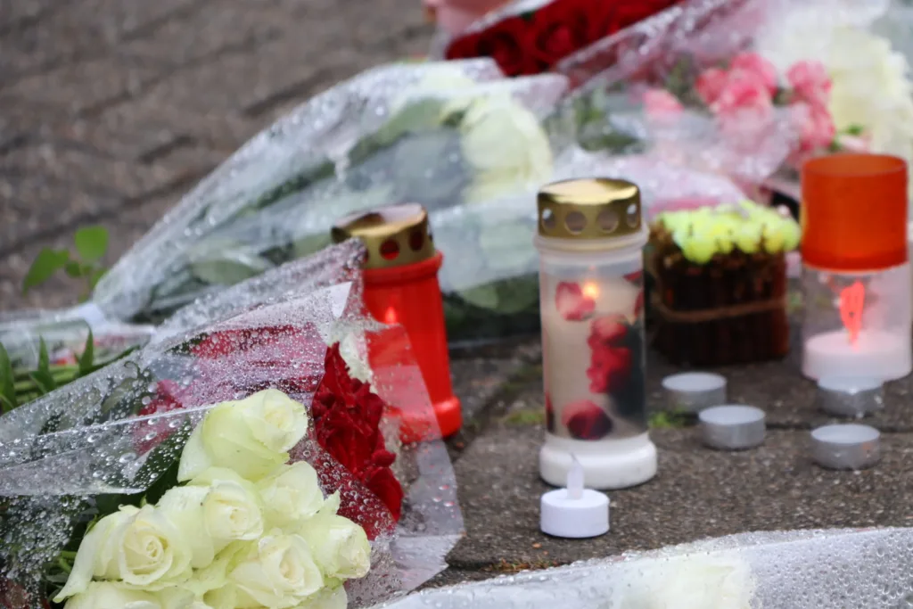 Bloemen en kaarsen neergelegd op plek ongeval Sprang-Capelle 112 De Langstraat