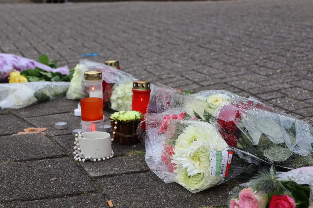 Bloemen en kaarsen neergelegd op plek ongeval Sprang-Capelle 112 De Langstraat