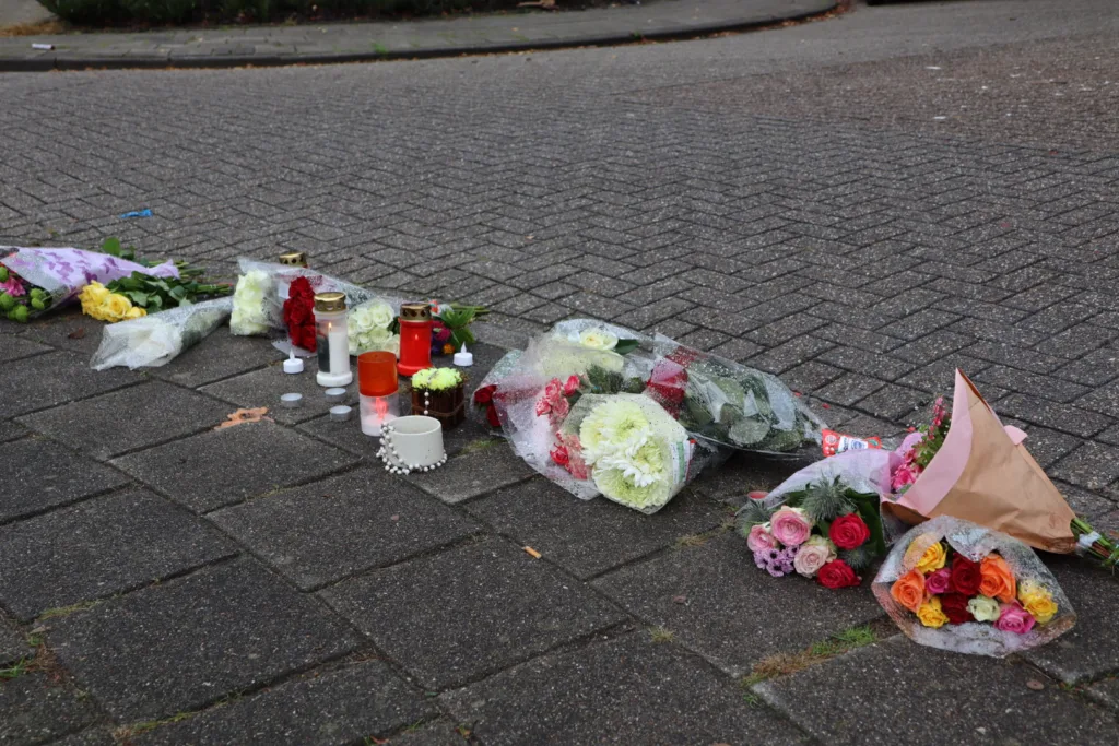 Bloemen en kaarsen neergelegd op plek ongeval Sprang-Capelle 112 De Langstraat