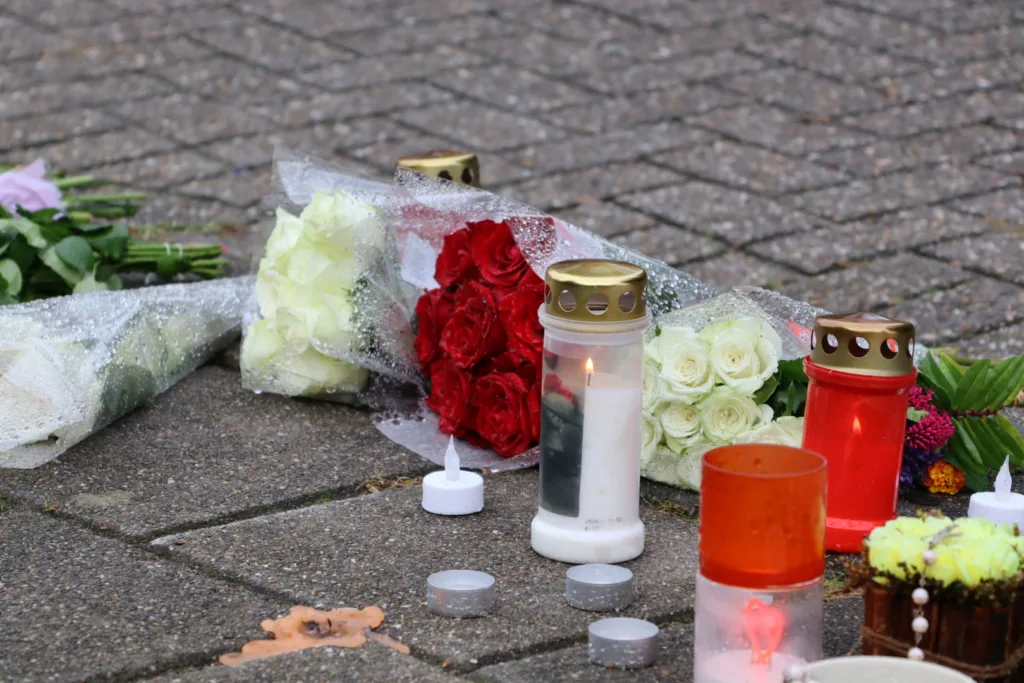 Bloemen en kaarsen neergelegd op plek ongeval Sprang-Capelle 112 De Langstraat